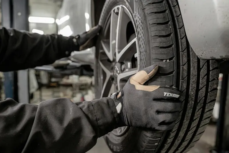 Mecanic montează o roată în atelierul Vionek Delivery